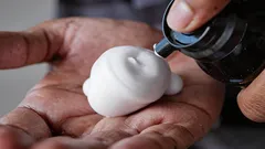 Werfen Sie alten Rasierschaum nicht weg: Er kann bei Teppichen Wunder wirken