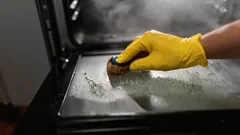 Dieses Küchenprodukt reinigt den Backofen besser als teure Mittel – die Scheibe wird wie neu